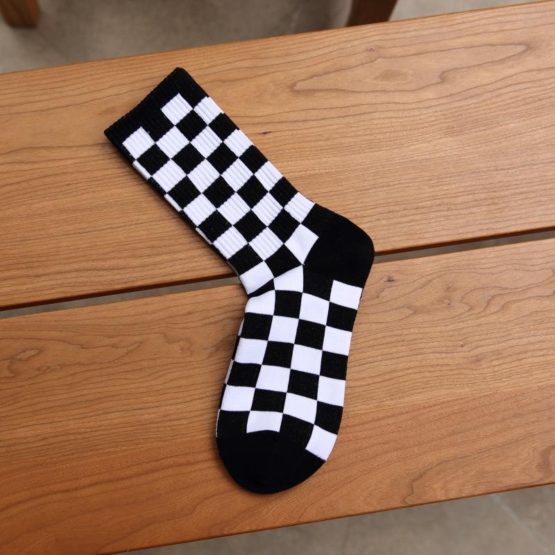 

Trendy Checkered Mid-Calf Socks - Black Plaid Design for Men and Women, Perfect for Spring and Autumn, Sporty and Versatile for Outdoor Wear. One Size чорний