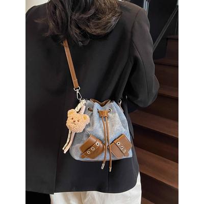 2025 New Bucket Bag Women's Commuter Shoulder Light and Simple Niche Versatile Atmospheric Messenger Bag