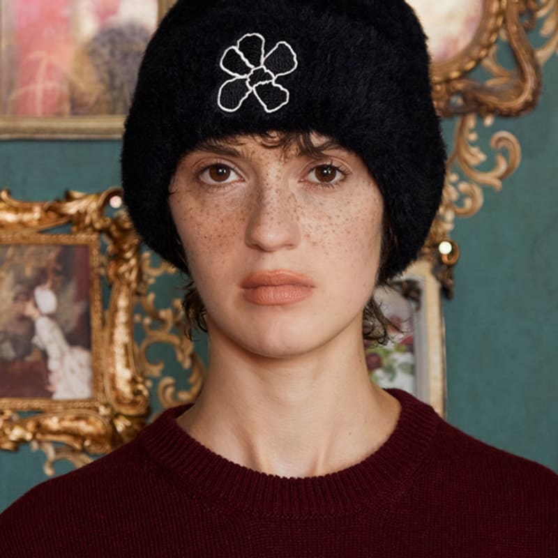 

UNALLOYED FLOWER FUR BEANIE / BLACK FREE