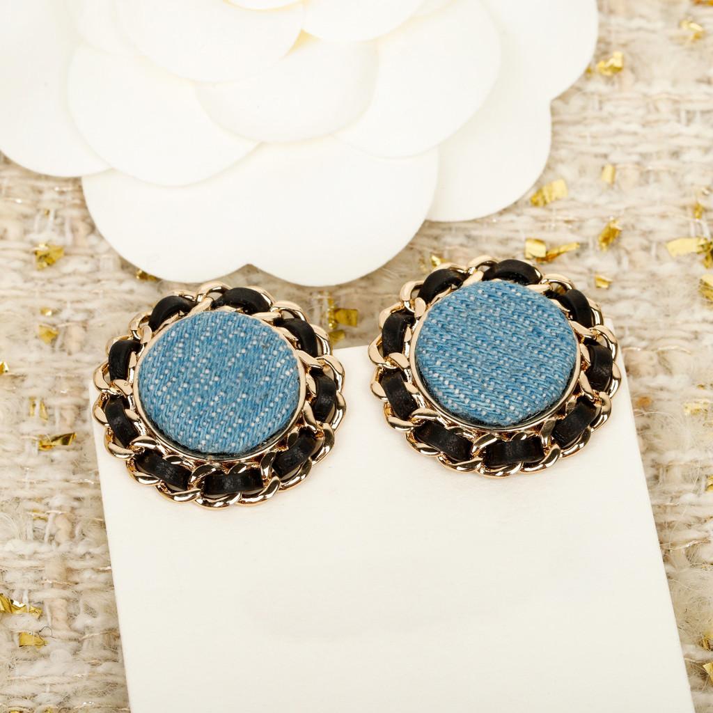 Logolu Deri giyen denim yuvarlak küpeler kumaş deseni, saf el yapımı deri giyen donanım işçiliği, narin doku