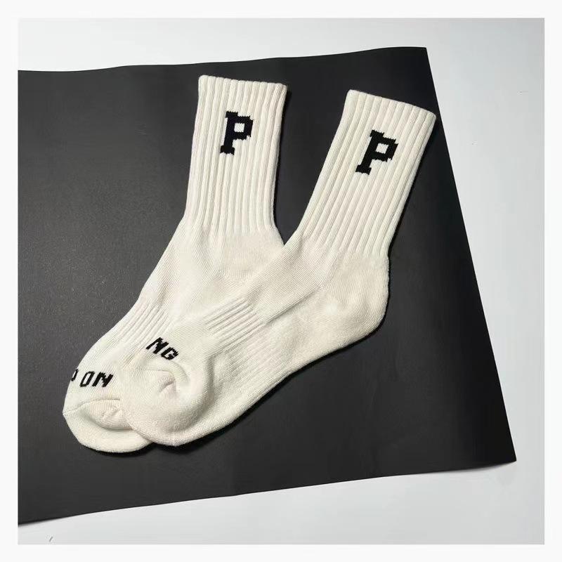 Geschenkbox Socken zum Jahr des Pferdes, Festliche große rote Neujahrssocken, Vier Paar süße Wollsocken als Geschenke
