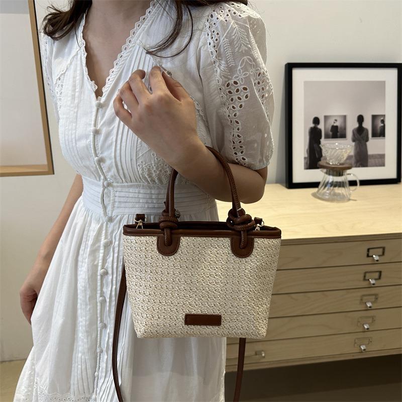 Portable messenger bag, new summer vacation beach wind straw woven bag, beautiful bucket bag, woven bag.