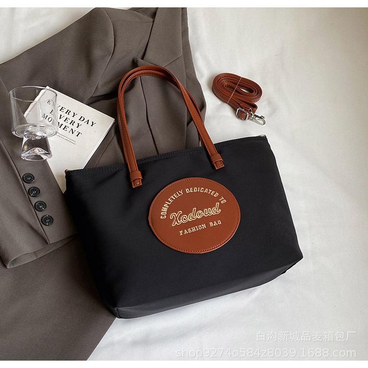 Stylish large-capacity messenger bag ins wind lightweight Oxford Buttot bag 2025 new casual commuter shoulder bag