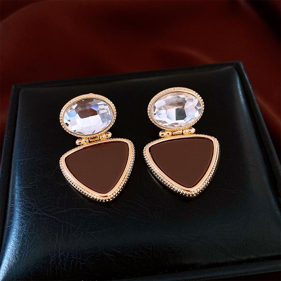 Vintage Pearl Round Earrings: Retro, Versatile High-End Studs with Fashionable Design and Elegant Temperament.