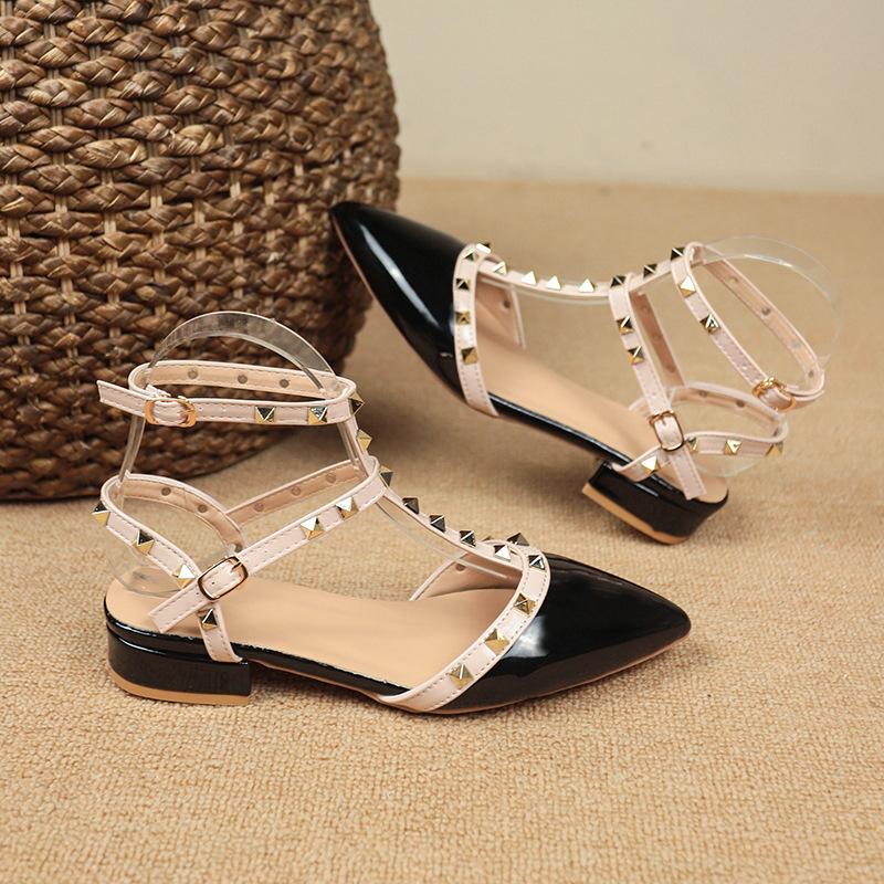 

Baotou rivet sandals fairy wind 2025 new summer thick heel pointed head word with large size single shoes 35