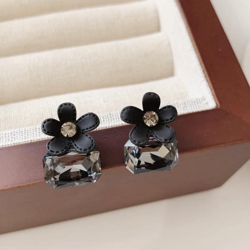 Retro Black Xiaoxiangfeng Stud Earrings Women's Fashion Elegance Temperament High-end Earrings Bow Love Versatile Earrings