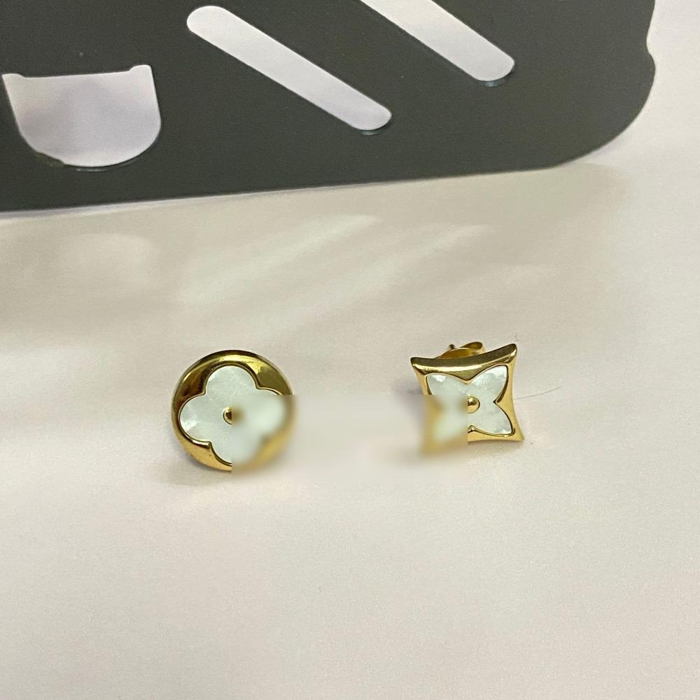 Náušnice se čtyřlístkem Kulaté květinové náušnice Špičaté květinové náušnice Náušnice z perleti a diamantů Stylovénejjednodušší ke kombinacivýprodejnovýtrendy