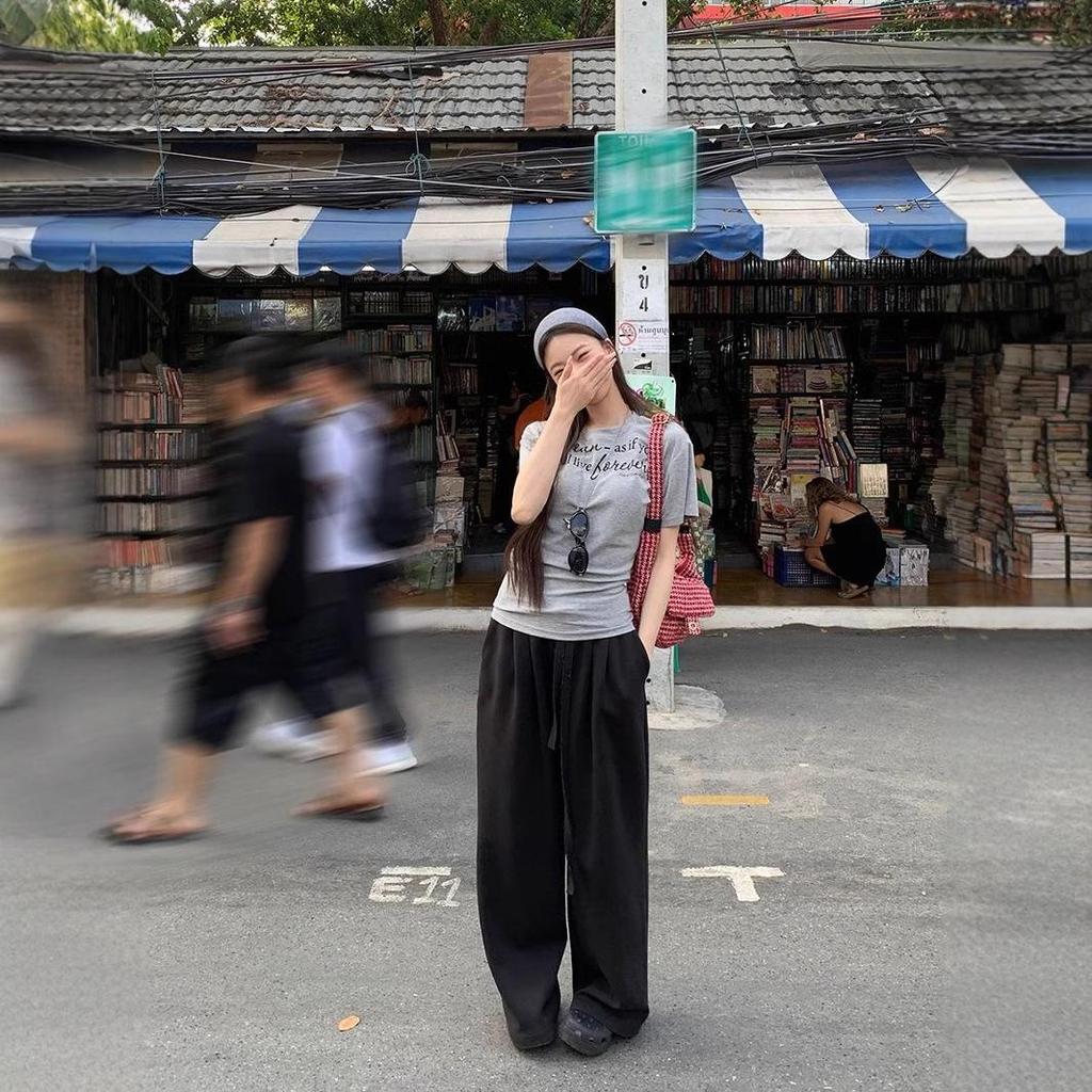 Damen Graues Amerikanisches Retro Buchstabenprint Schulter-T-Shirt - Schlankmachendes Kurzes Oberteil für Sommer 2025