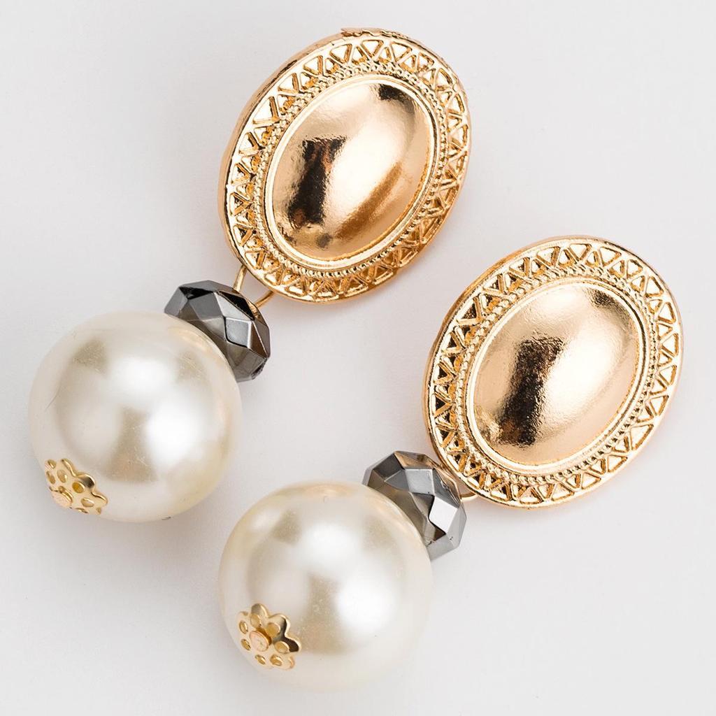 Vintage European and American Metal Pearl Earrings - Bold Autumn Boho Style for Women белый