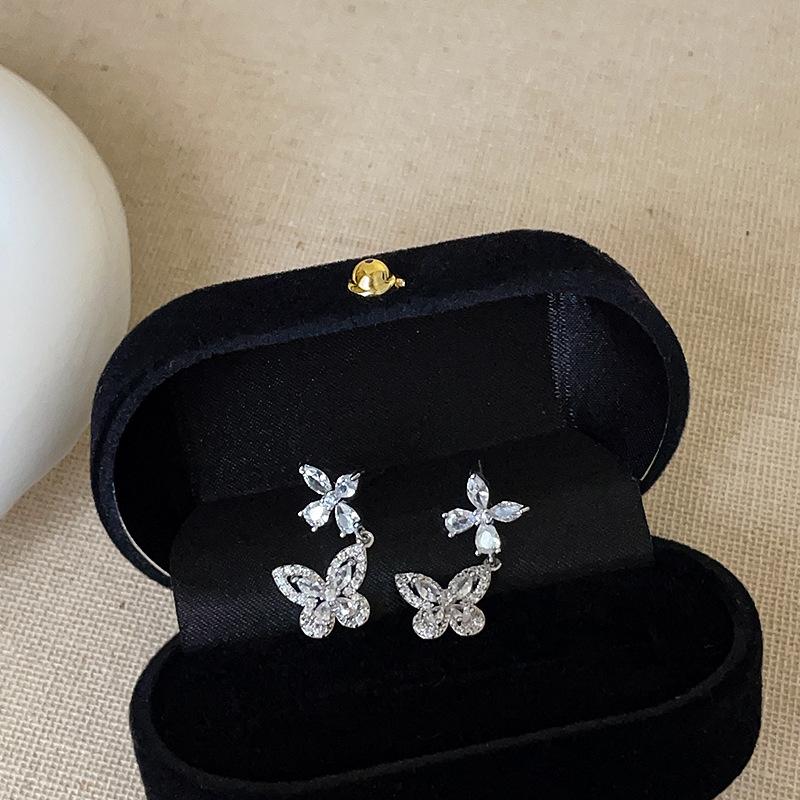 

Серьги-гвоздики из металла с бабочкой из циркония, женские, простые, легкие, роскошные, высокого класса, элегантные, трендовые, темпераментные, персонализированные модные серьги