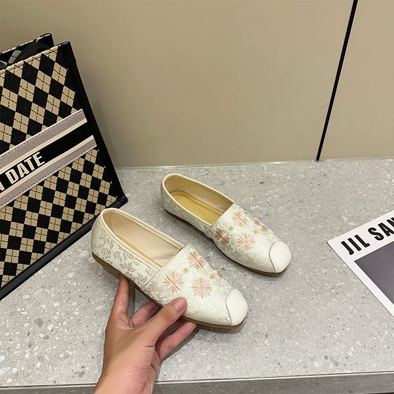 New Retro Embroidered Round Head Beanie Shoes Women's Thin Bottom Flat Bottom Casual Women's Shoes