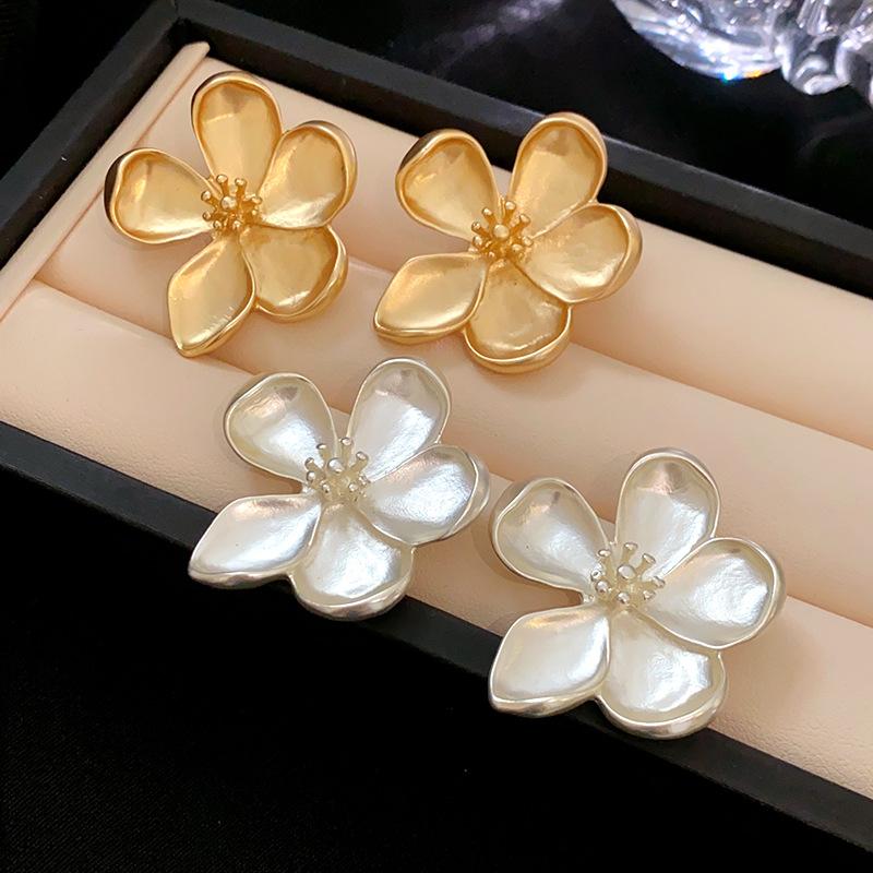 Silver Needles Irregular Stamens Five-petaled Flower Stud Earrings Simple Fashion Light Luxury Earrings High-end Versatile Earrings