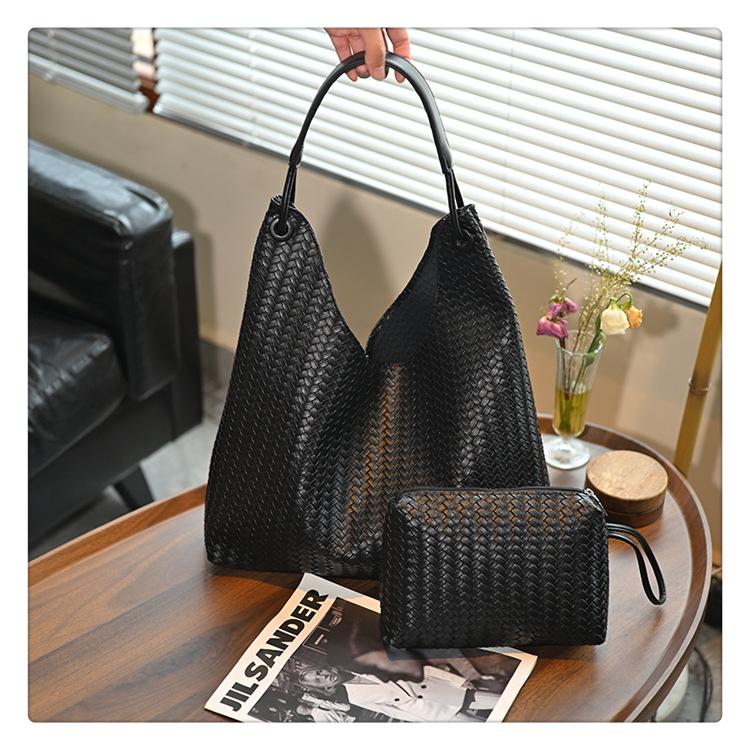 Women's 2025 Retro Large Capacity Woven Shoulder Tote Bag - New Fashion, Commute Style.