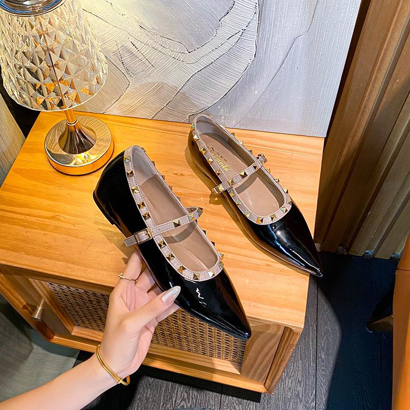 

pointed rivet flat-soled single shoes women s 2025 summer shallow mouth inner height increase soft sole 3CM medium heel ladyshoes large size women s s 34 чёрный