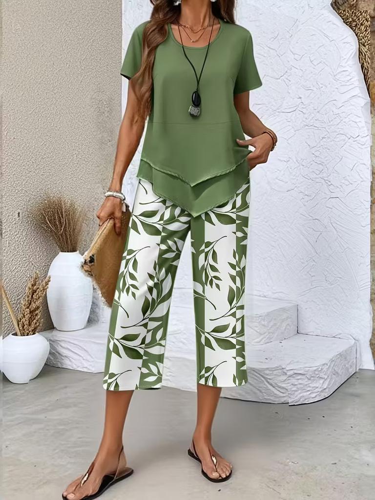 Hellblaues Zweiteiler-Set mit kurzen Ärmeln, Cropped-Top und bedruckter Hose