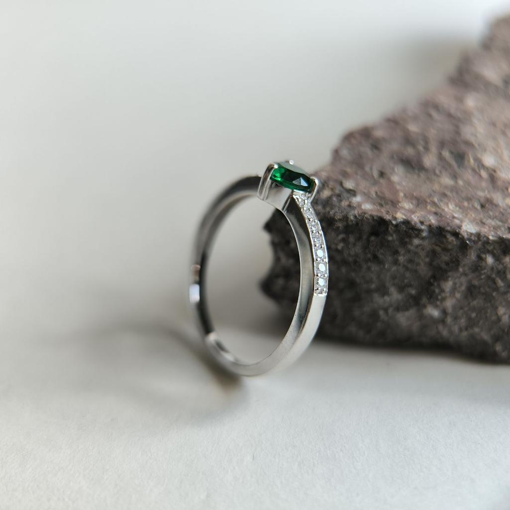 Серебряное кольцо с изумрудом nano 0.586ct, вес изделия 2,09 гр (2192114)