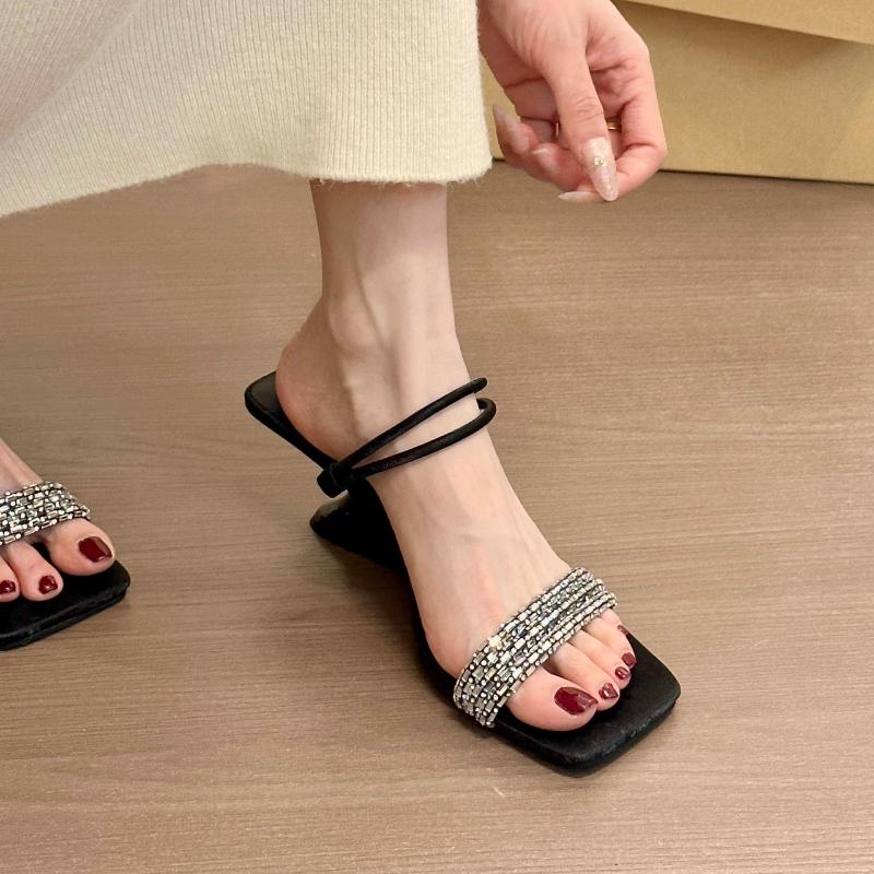 New Style Comfortable Versatile Design Lightweight Diamond High Fashion with Small Skirt Ladies Slip-on Slippers