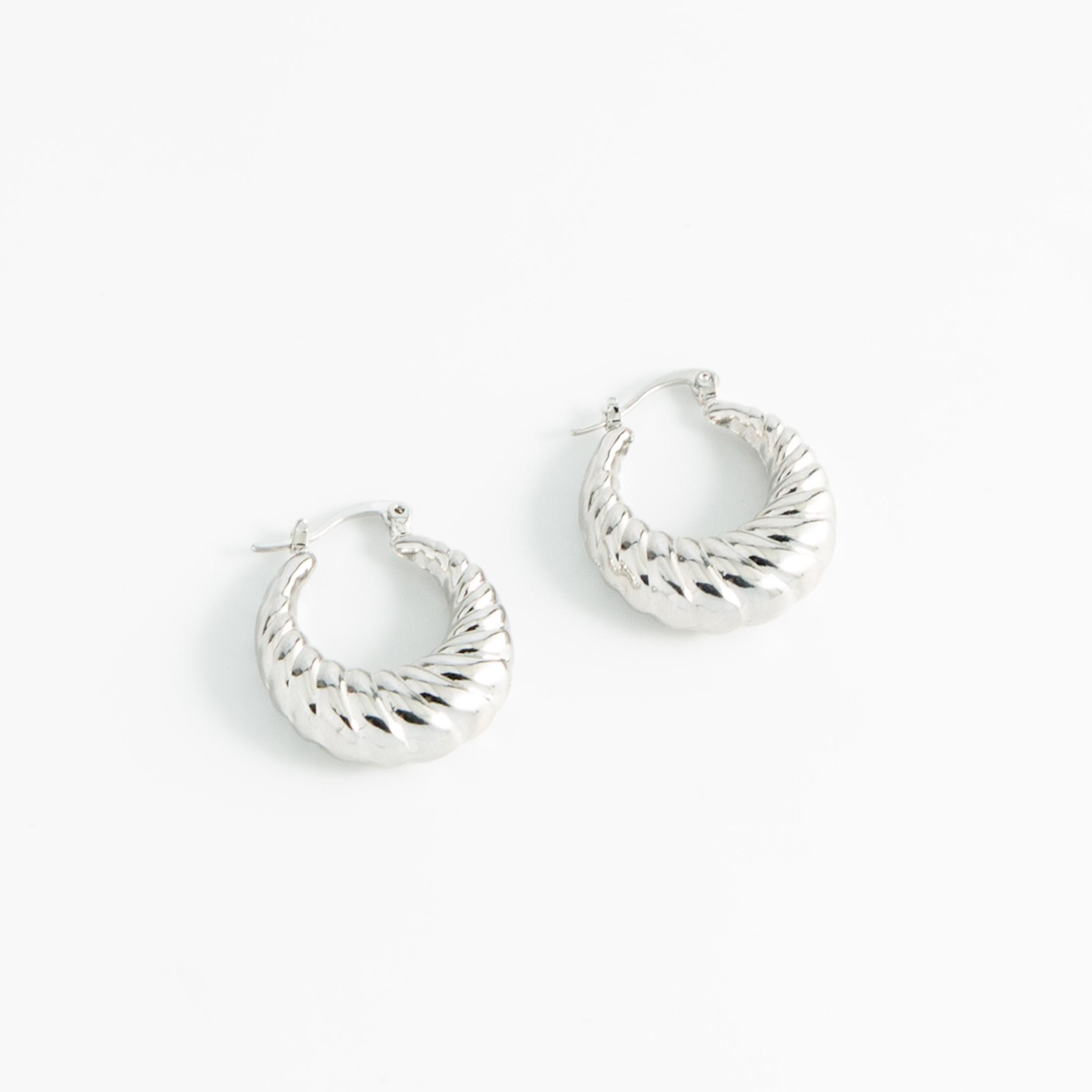 

C-shaped cow horn thick earrings for women, stainless steel plated with 18k gold, low allergy twisted ring jewelry gift earrings серебряный