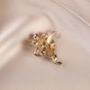 High-end and Light Luxury Pearl Flower Anti-glare Brooch, High-end and Light Luxury Personalized Sweater Pin