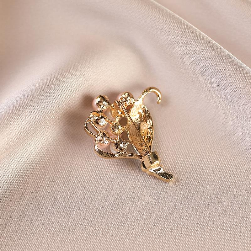 High-end and Light Luxury Pearl Flower Anti-glare Brooch, High-end and Light Luxury Personalized Sweater Pin