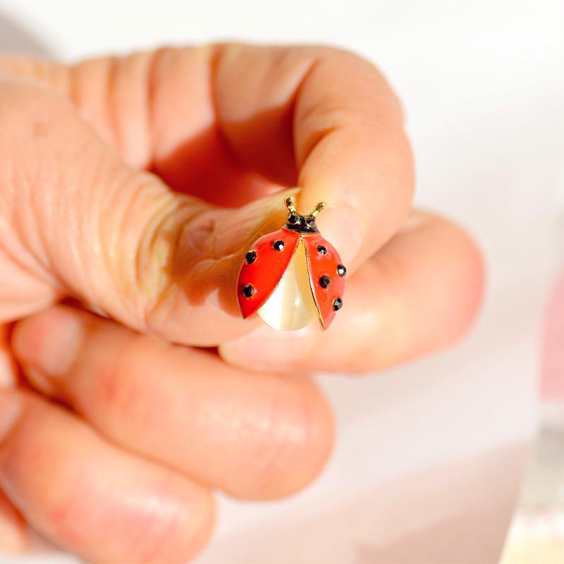 Charming Ladybug Mini Brooch - Versatile Anti-Exposure Clothing Pin for Collars and More