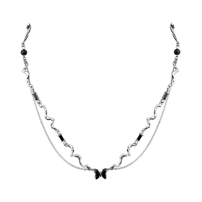 

Намисто з хвилястим візерунком із нерегулярним метеликом. Жіночий нішевий дизайн. Чуттєве кольє. чорний
