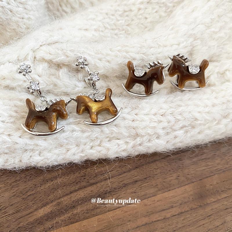 Silver needle zircon resin pony stud earrings natal year Maillard retro niche earrings light luxury high-end earrings women