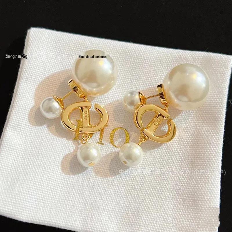 Women's Sweet Pearl Tassel Earrings with Inlaid Diamonds