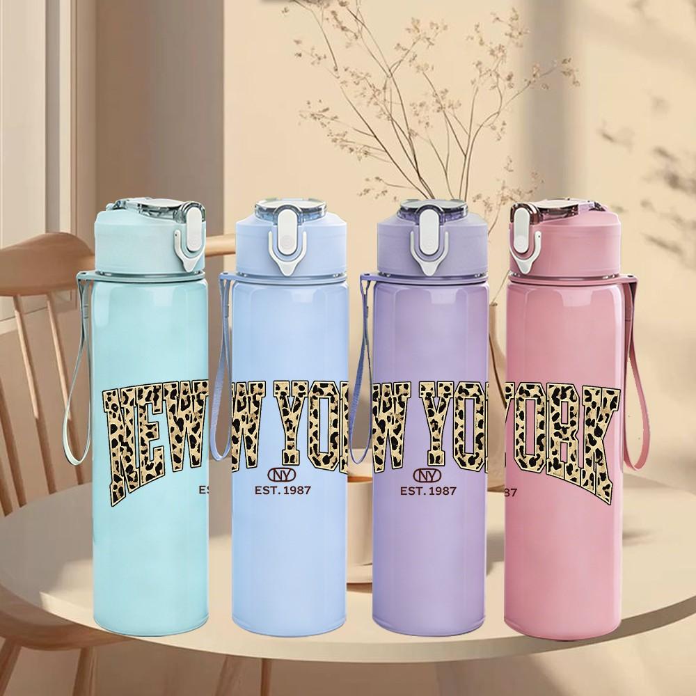 1 Stück New York City Retro Textdruck 750ml Farbe Kunststoff Sportwasserflasche Auslaufsicher Klappdeckel mit Strohhalm Geeignet für Sport Büro Zuhause