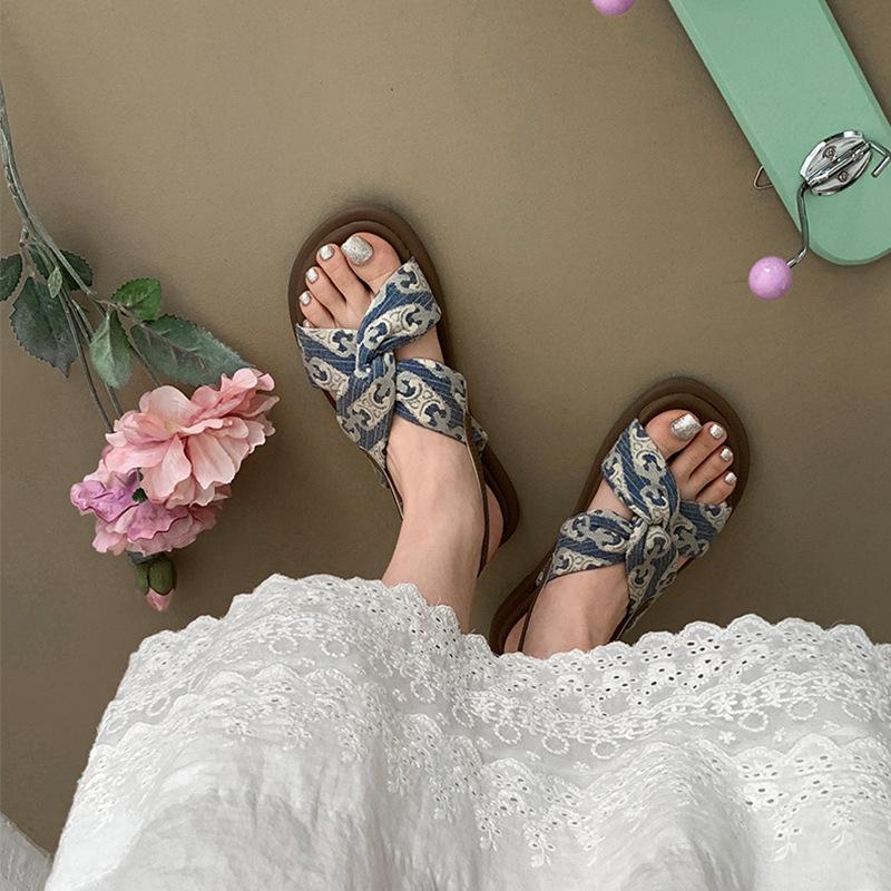 Flat-soled sandals women's versatile fashion 2025 new casual cross-strap Xiaoxiangfeng soft-soled flat-heeled sandals