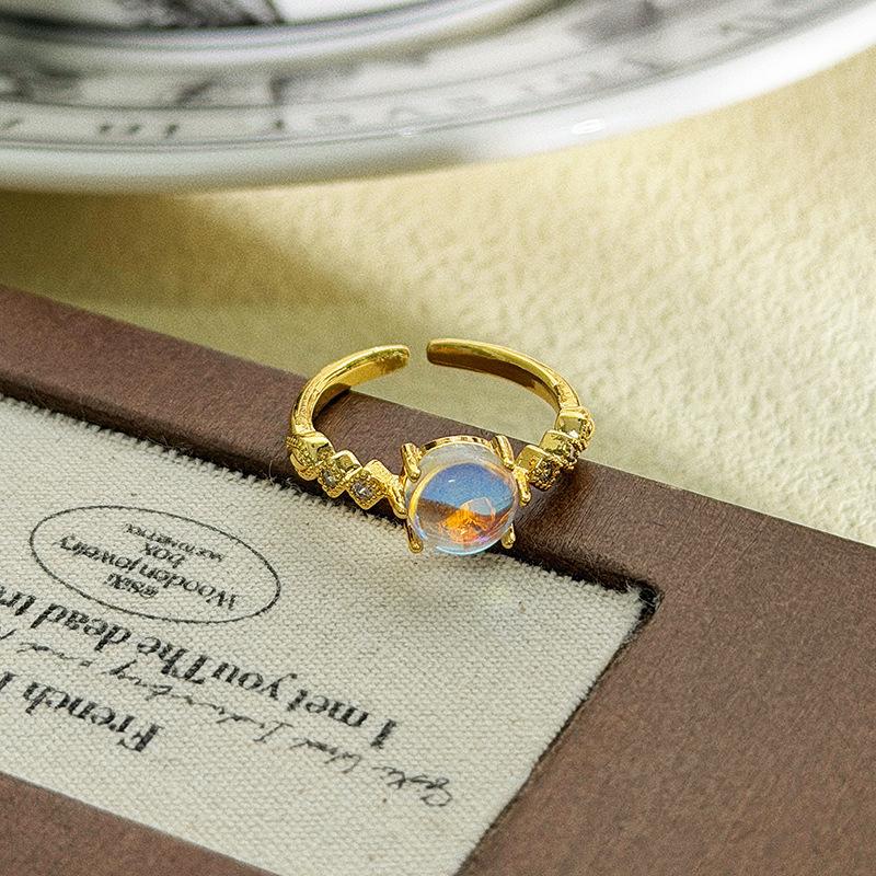 Hochwertiger leichter Luxus Retro Hofstil Mondstein Diamant Zirkonstift Ring Mittelalterlicher Vintage Ring Frau