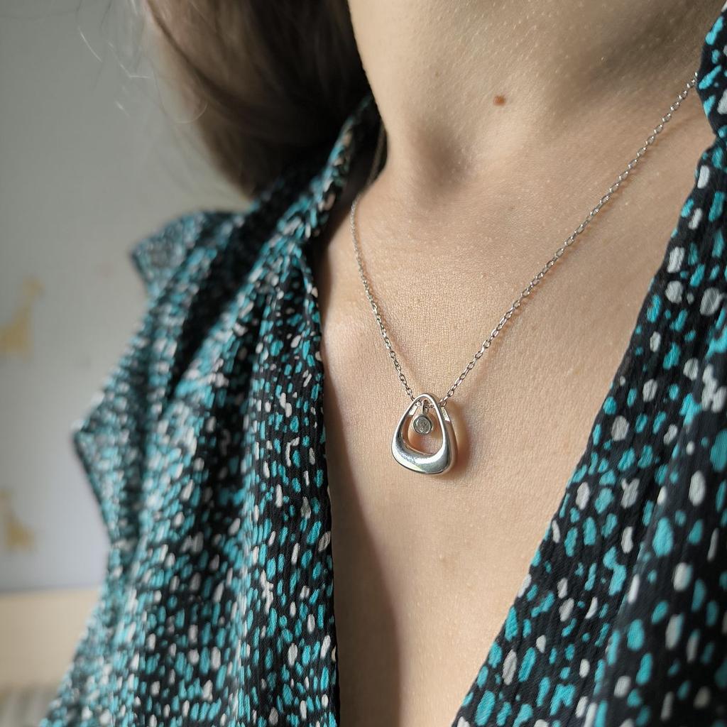 Серебряное колье с фианитами, вес изделия 3,95 гр (2186953)