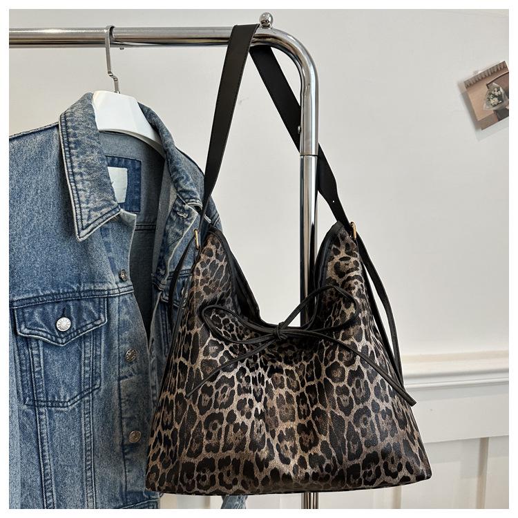 

Женская сумка-хобо 2025 в стиле ретро с леопардовым принтом – модная сумка через плечо с бантом, большая вместимость, повседневный стиль. чёрный