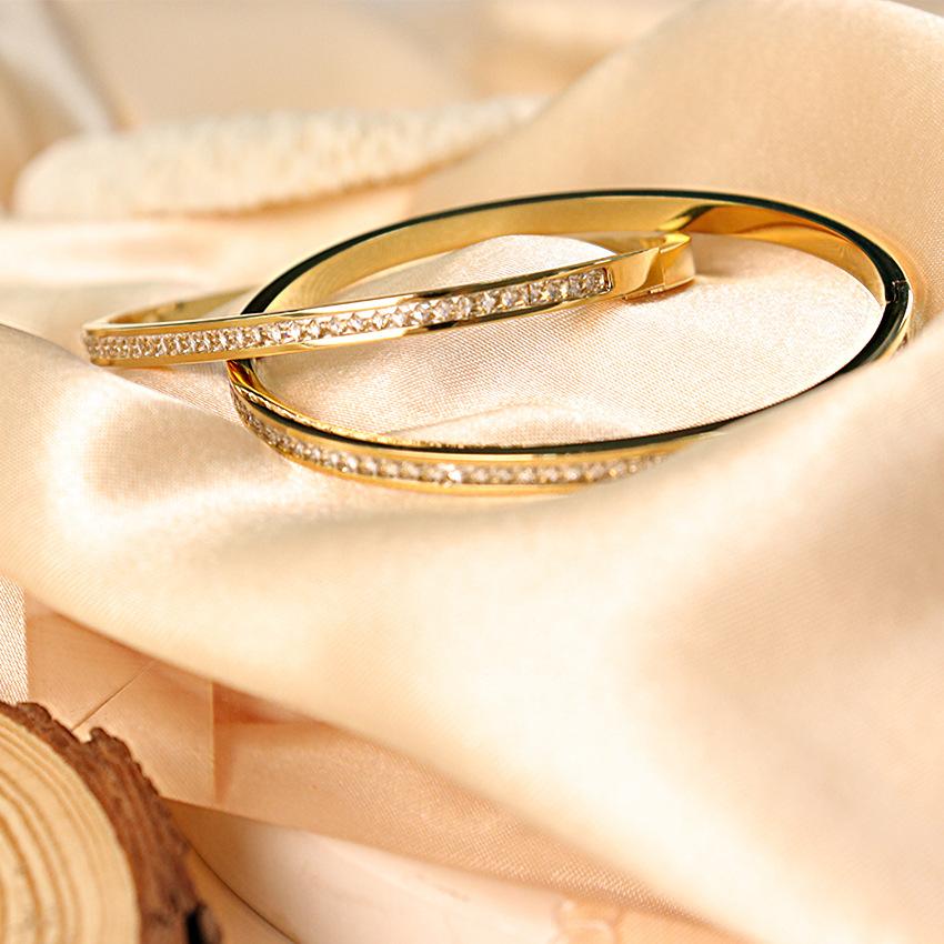 Personalized Trend Surround With Fine Diamond Gypsy Titanium Steel Bracelet