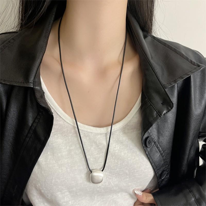 Asian Blogger-Inspired Saddle Bag Necklace: Luxury Women's Niche Sweater Chain Accessories