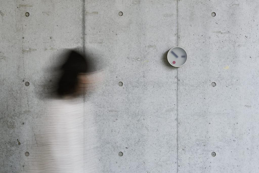 Lemnos Wall Clock Analog Kehai Concrete Aluminum Gray GY Lemnos Diameter 130 X Thickness 55 Mm KM22-01