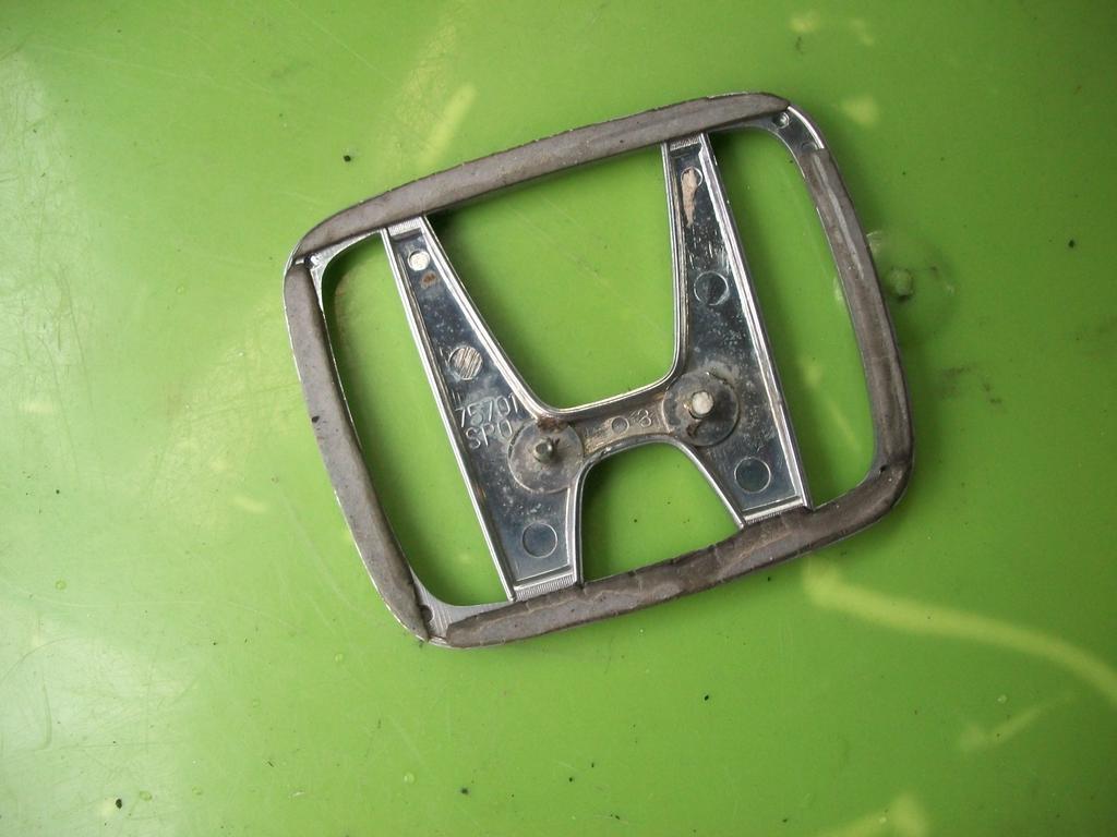 HONDA Genuine Parts Emblem Center Part Number (H) 75700-SR3-000