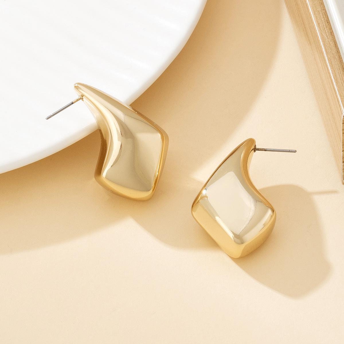 Минималистичные золотые irregular серьги-гвоздики в форме капли воды золотой