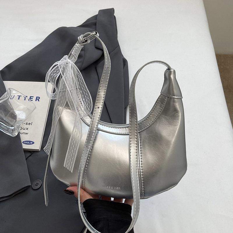 

Popular wholesale fashion simple oil wax skin niche solid color dumpling bag temperament commuting to work versatile messenger women s bag