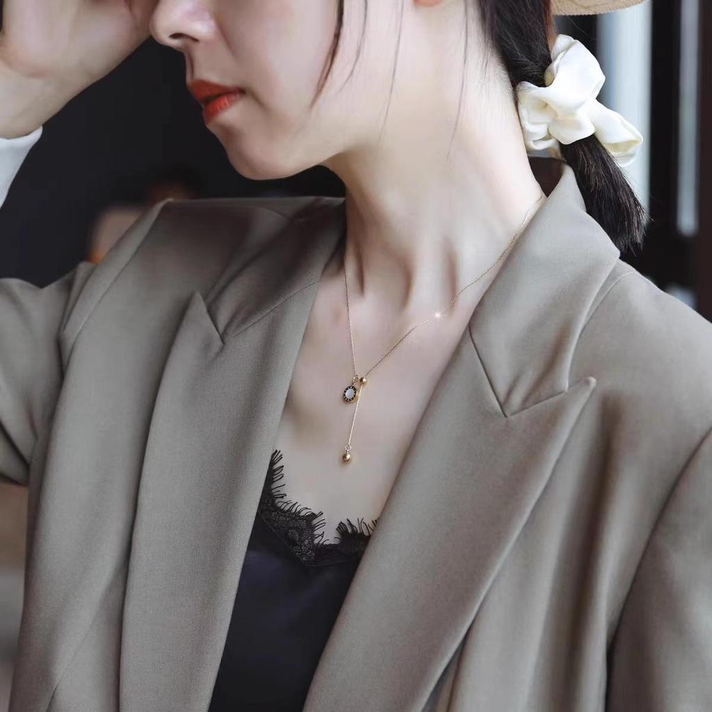 Elegant Black & White Roman Shell Necklace: Titanium Steel Tassel Pendant with Versatile Clavicle Chain