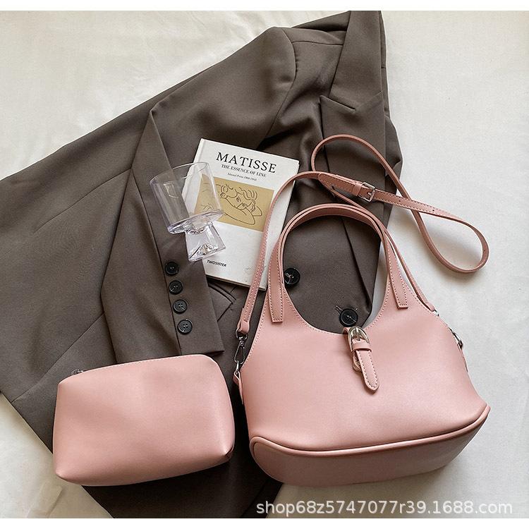 

High-end texture niche bag women s 2025 spring and summer new Korean fashion versatile crescent bag niche simple underarm bag розовый