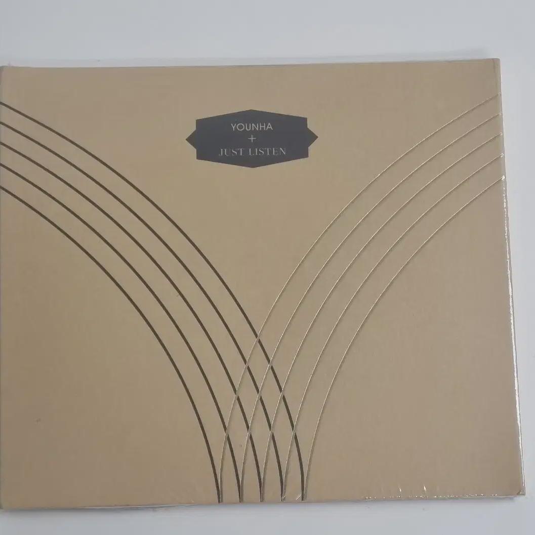 

Yunha Just Listen Продаётся запечатанным.