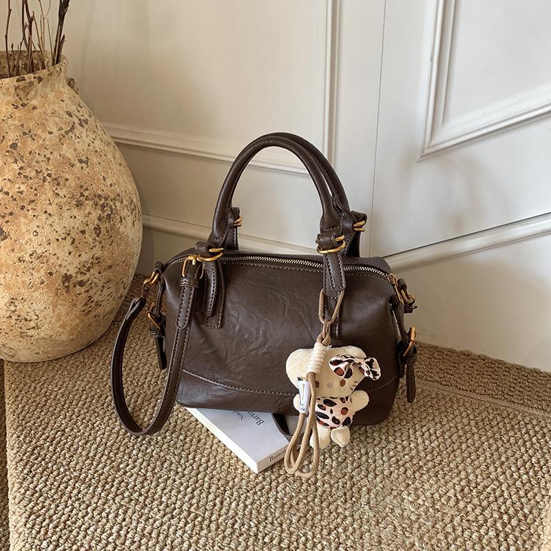 This Year, Popular Bags Are Women's 2025 New Trendy Handbags, Autumn and Winter High-end Retro Shoulder Messenger Pillow Bags.