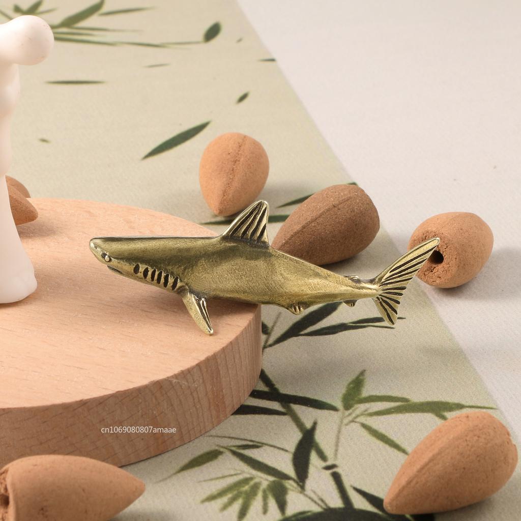 Brass Shark Small Ornament Animal Metal Figurine Tea Pet Desktop Office Desk Decoration Collection of Crafts Home Decor