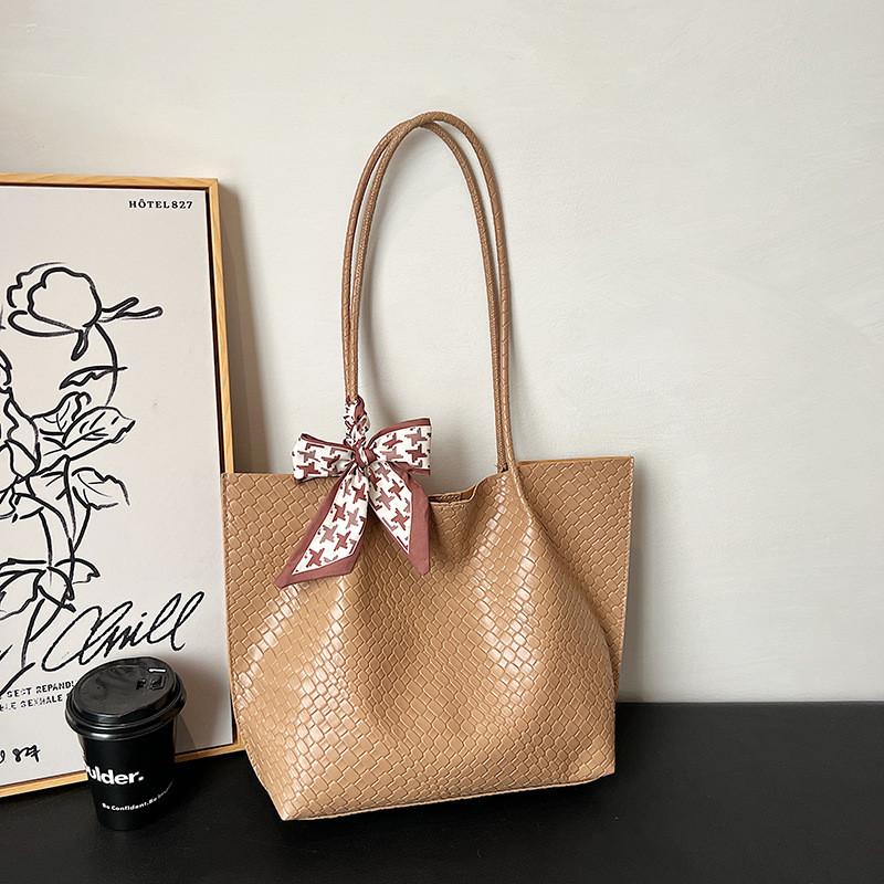 

Retroinspired Tote Stylish Bag For Women Featuring Dual Straps And Ample Space For Essentials хаки