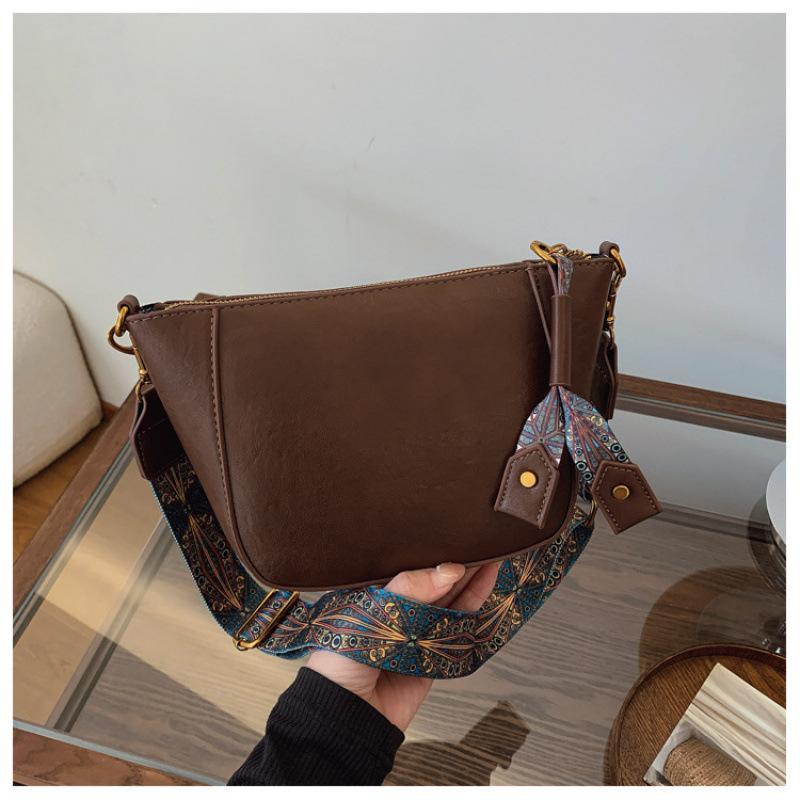 

Autumn and winter new high-end niche messenger bag single shoulder women s bag simple dumpling bag large capacity saddle messenger bag tide коричневый