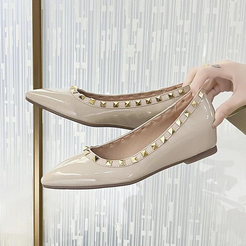 

Мода 2024Женские Британские Американские Стили Модная Повседневная Обувь для Показа Мод с Шипованной Лоскутной Лакированной и Матовой Обувью на Плоской Подошве 35