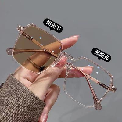 Lunettes anti-poussière et changeantes de couleur pour femmes et hommes - Monture couleur thé froid clair, adaptée aux grands visages, design tendance.