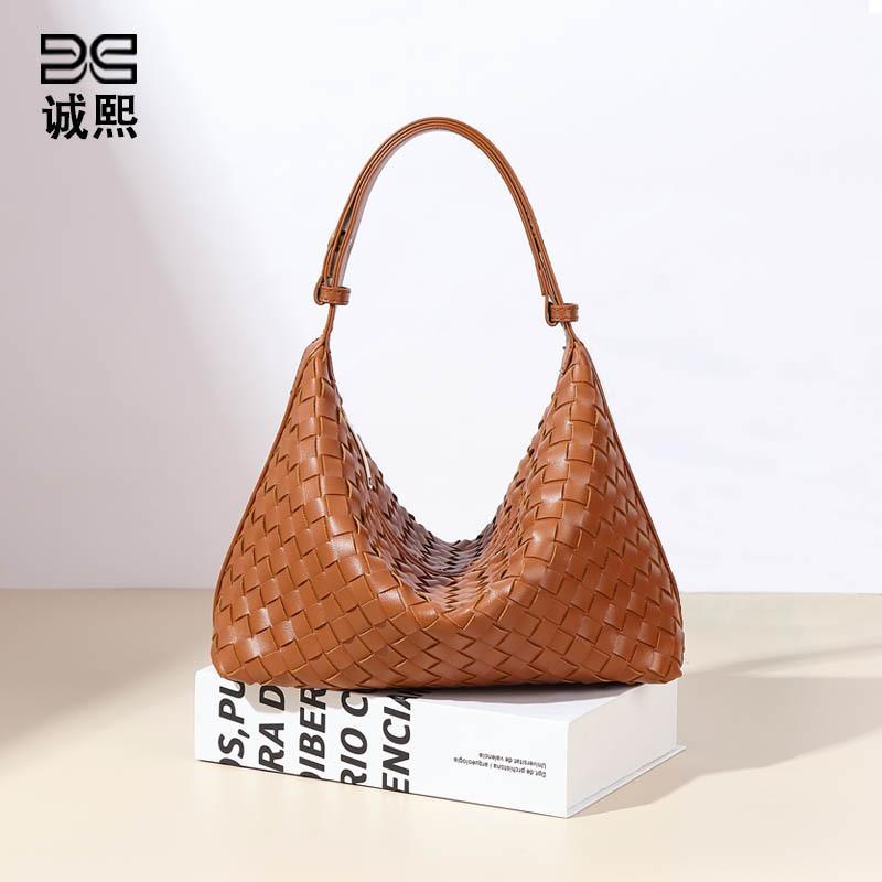 Trendy and versatile hand-woven bags, fashionable and simple lunch boxes, handbags, high-end niche single shoulder armpit bags
