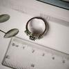 Серебряное кольцо с натуральным сапфиром 2.135ct, изумрудом, фианитами, вес изделия 3,01 гр (2180838)